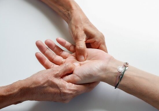 hand-massage-7440712_640 hand-massage-7440712_640